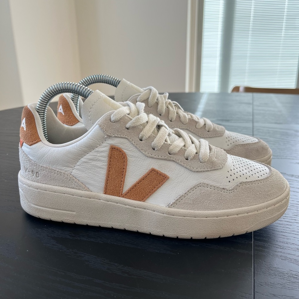 Veja v-90 - womens size 6